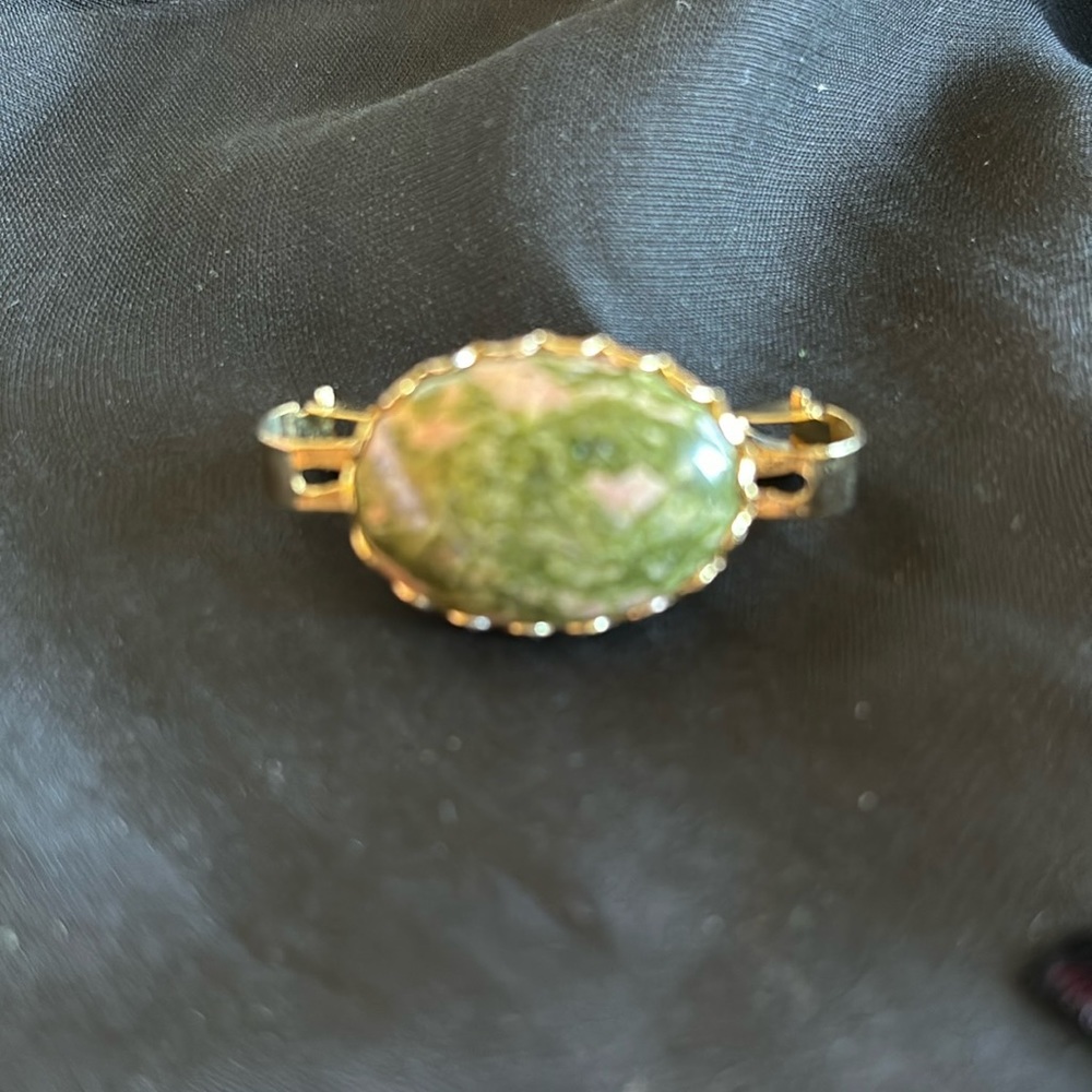 Vintage pink and green agate oval center gold tone hinged scarf clip